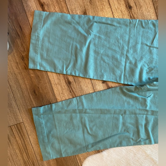 J.Crew Women's Green Cropped Ankle Pants with a Tie-Waist. - Picture 11 of 12